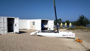 Au bord du lac de Biscarosse le Centre Nautique de Biscarosse Olympique a installé 3 containers maritime pour son école de voile 2