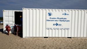 Containers maritimes utilisés dans un club de voile pour stocker du matériel