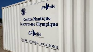 le Centre Nautique de Biscarosse Olympique utilise 3 containers maritime pour son école de voile au bord du lac de Biscarosse