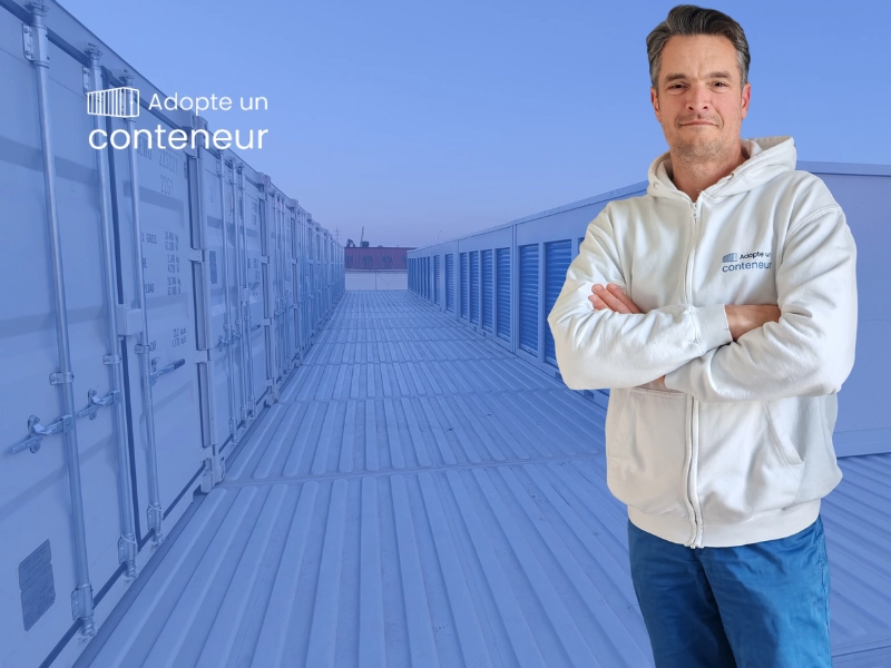 Yohann Robert, fondateur d'Adopte Un Conteneur, devant un parc de conteneurs maritimes et box de self-stockage Boxwell