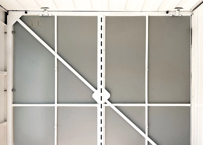 Container équipés pour l'amarage des marchandises 1