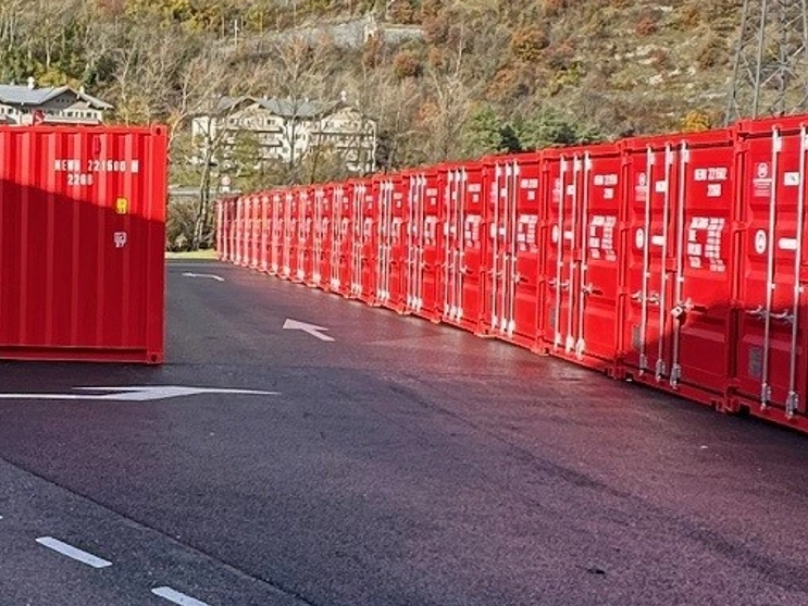 Adopte un conteneur founit des containers de toutes les couleurs aux centres de selfstockage partout en France