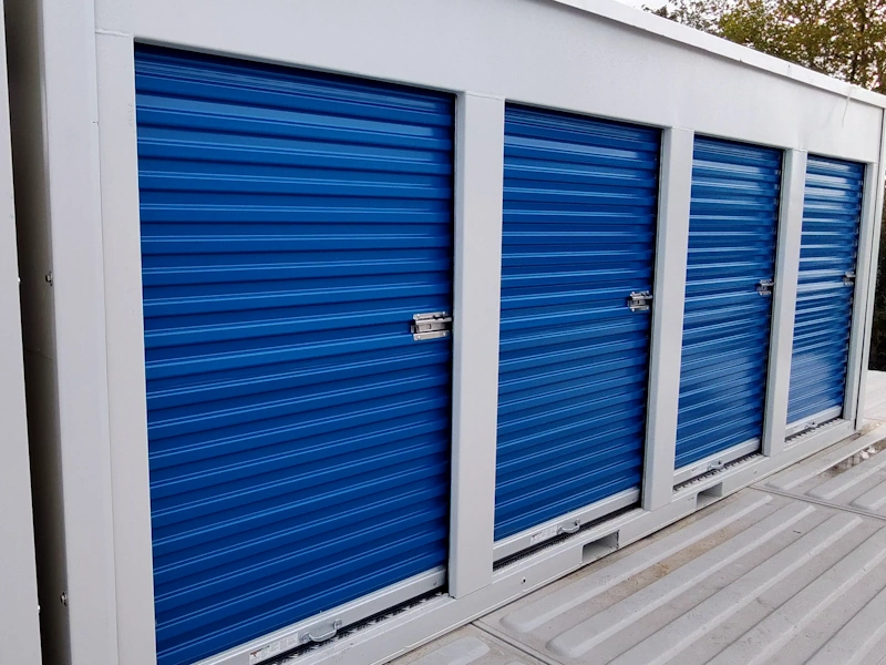 Box extérieur de selfstockage Boxwell équipé de 4 portes enroulables bleu