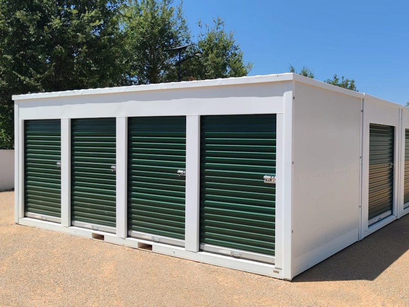 Box extérieur de selfstockage Boxwell équipé de 4 portes enroulables vertes