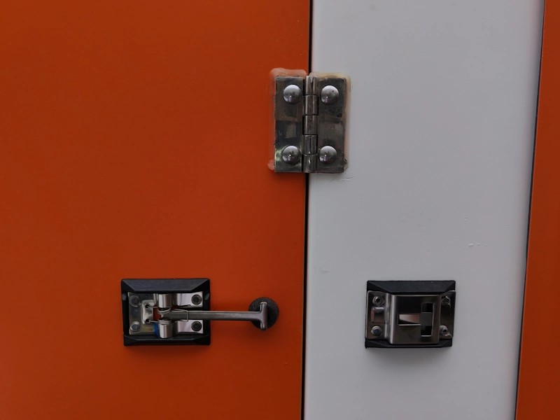Charnières inox sur les portes battantes des box de selfstockage Boxwell