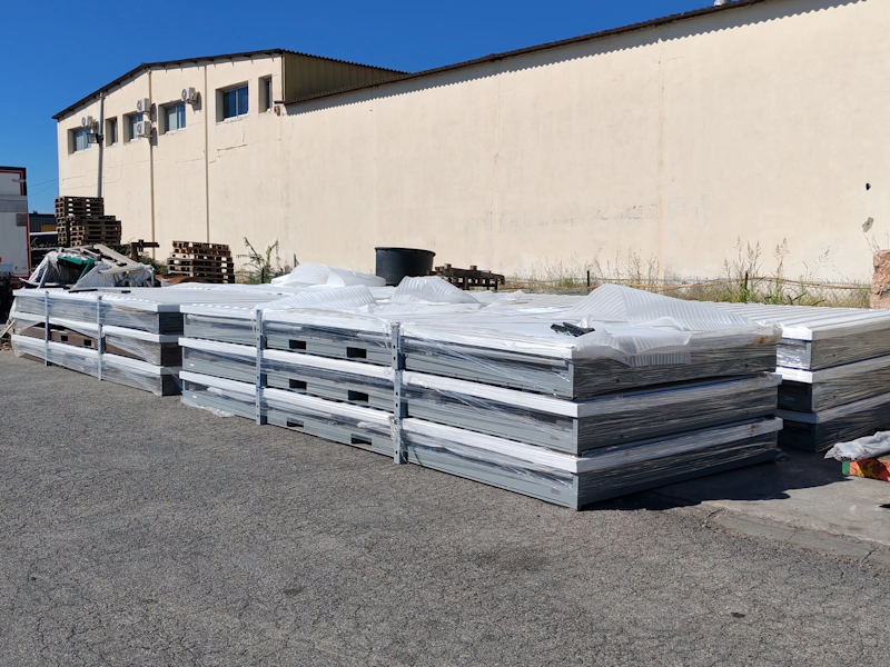 Containers Boxwell en colis empilés 1