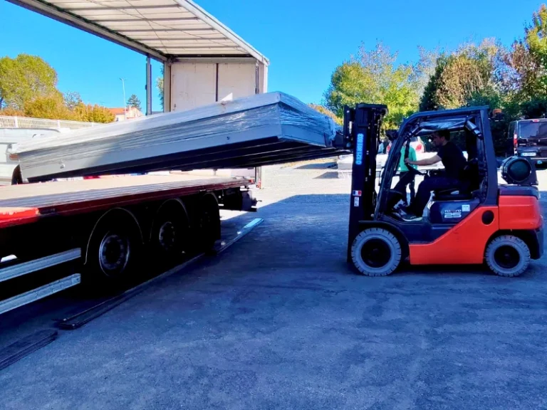 Déchargement de containers de selfstockage Boxwell démontables en colis 1
