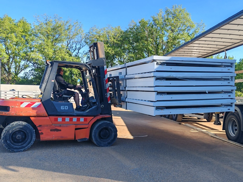 Déchargement de containers de selfstockage Boxwell démontables en colis 2