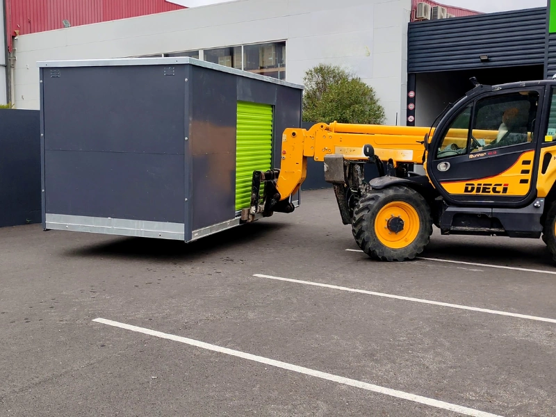 Déplacement de containers de selfstockage Boxwell démontables avec passages de fourches largeur standard