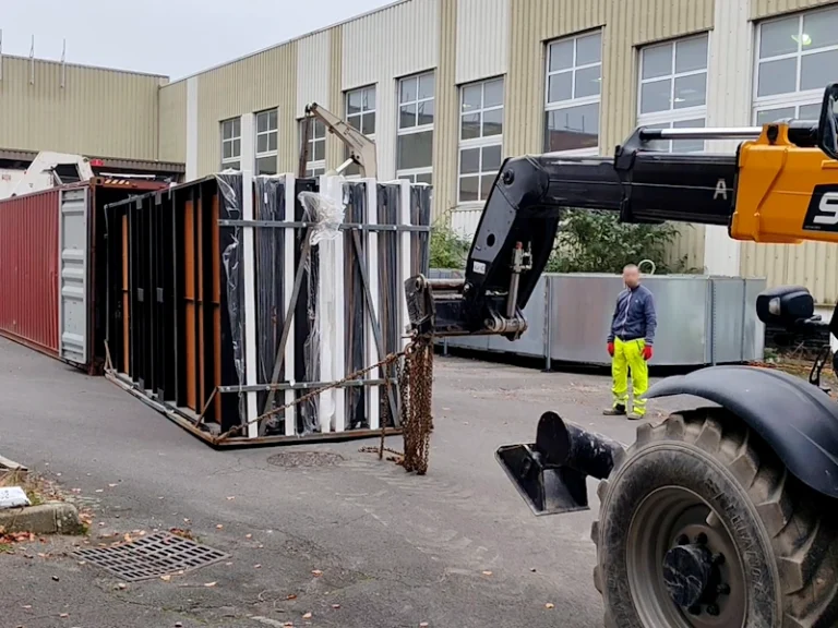 Livraison des box extérieurs de selfstockage Boxwell en containers maritimes pleins par 12 - 1