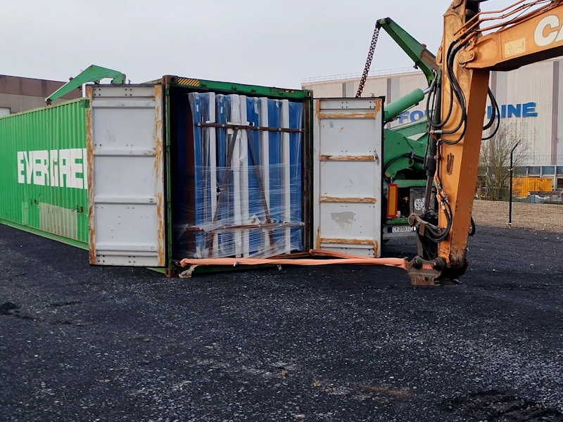 Livraison des box extérieurs de selfstockage Boxwell en containers maritimes pleins par 12 - 2