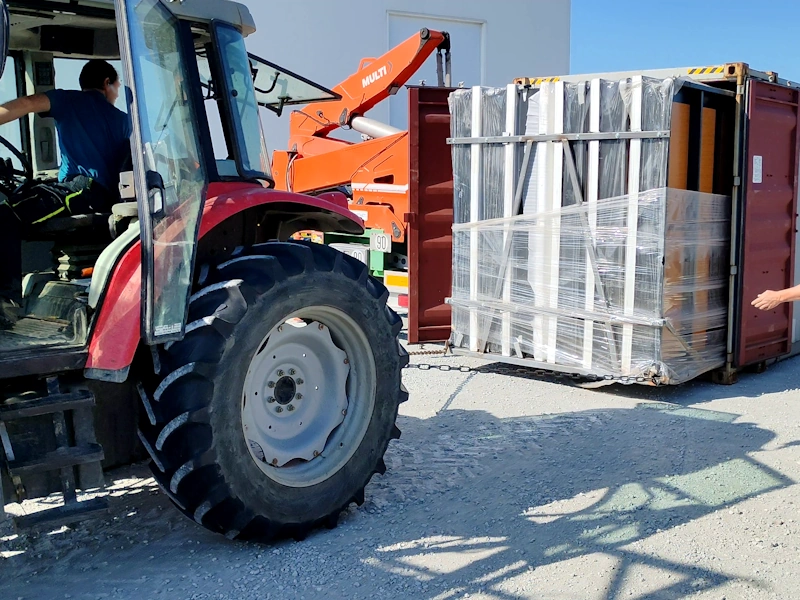 Livraison des box extérieurs de selfstockage Boxwell en containers maritimes pleins par 12 - 3