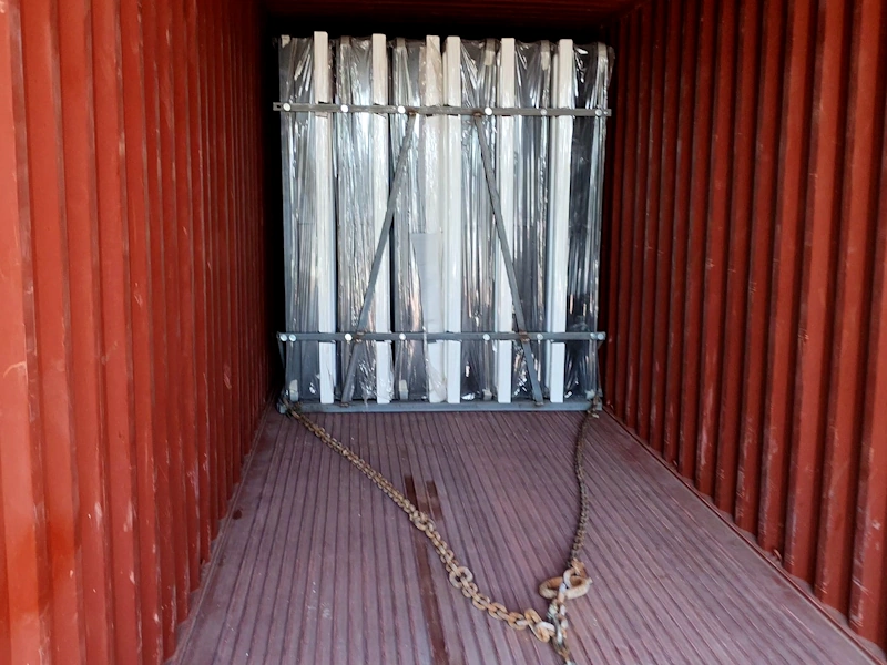 Livraison des box extérieurs de selfstockage Boxwell en containers maritimes pleins par 12 - 4