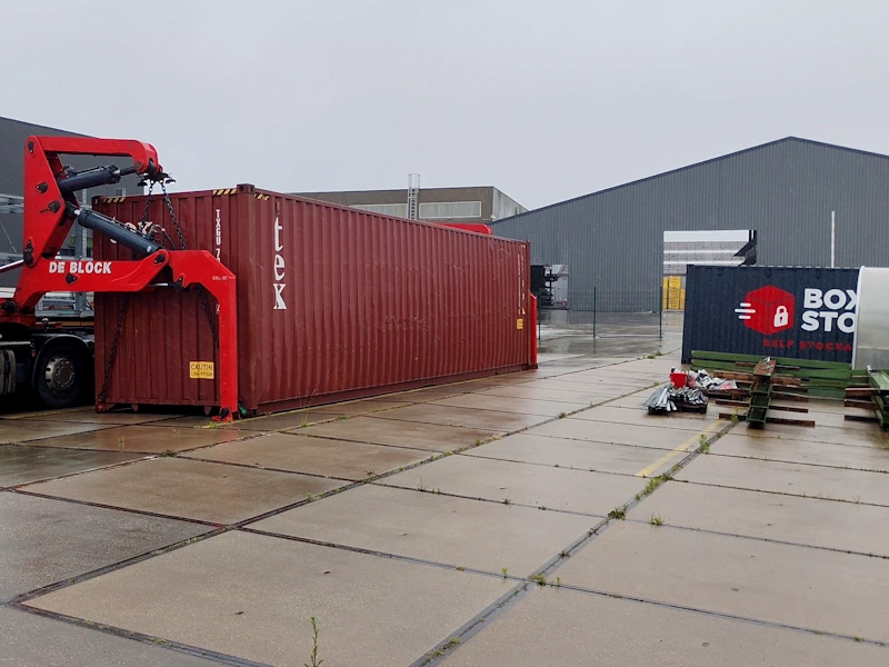 Livraison des box extérieurs de selfstockage Boxwell en containers maritimes pleins par 12 - 6