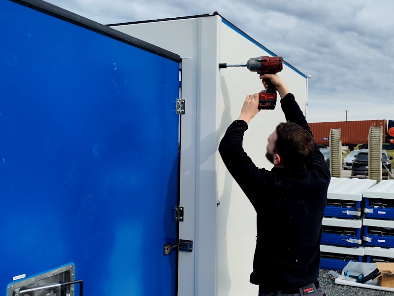 Montage des containers démontables box extérieurs Boxwell 13