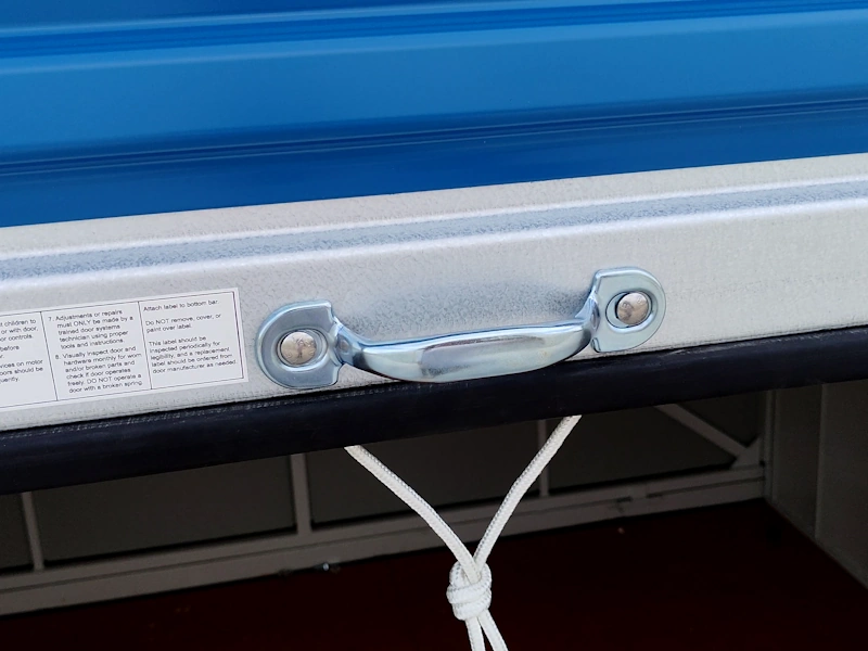 Poignée en inox sur les portes enroulables des boxs de selfstockage Boxwell