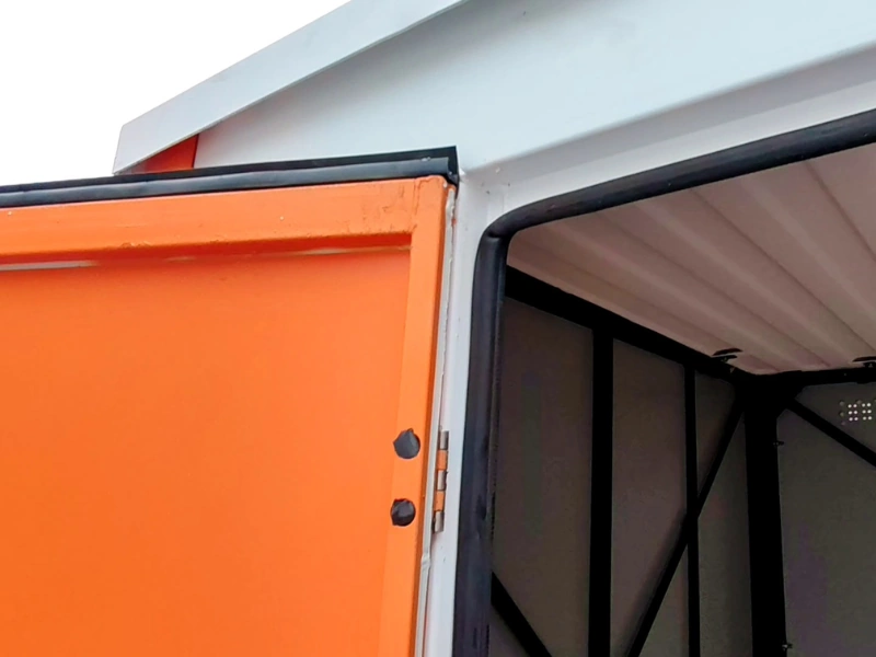 Portes battantes munies d'un joint caoutchouc sur les box extérieurs Boxwell de selfstockage