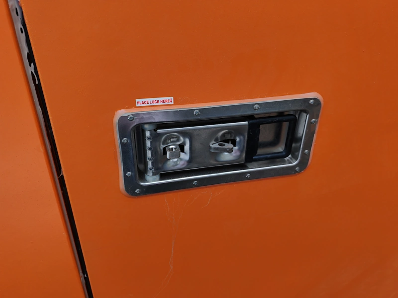 Serrure inox sur les portes battantes des box de selfstockage Boxwell 2
