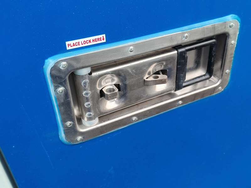 Serrure inox sur les portes battantes des box de selfstockage Boxwell
