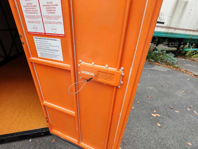 Système anti-enfermement sur les portes battantes des box extérieurs de selfstockage boxwell
