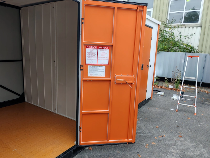 Système de fermeture des portes battantes des box extérieurs de selfstockage boxwell